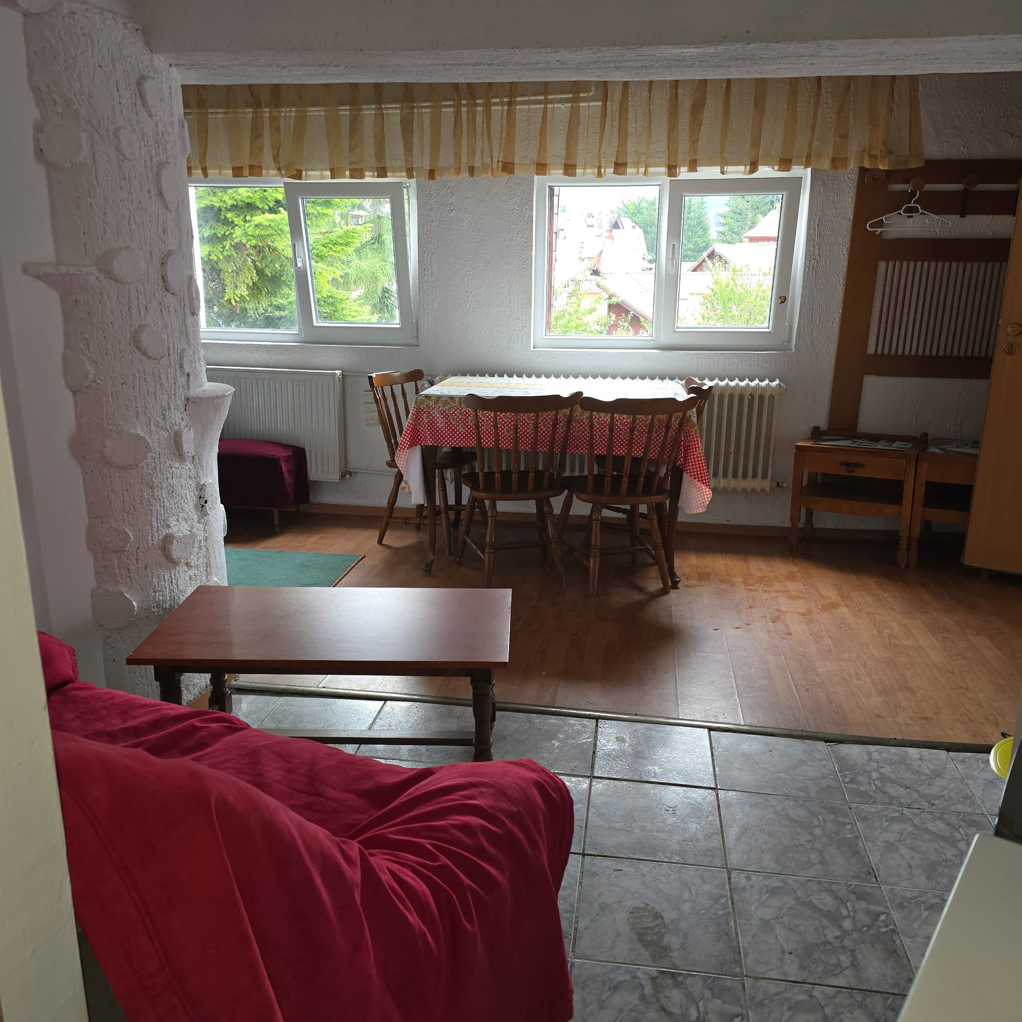 Apartament mare cu două dormitoare, două băi și bucătărie pentru 4–6 persoane